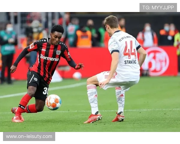 勒沃库森主场中场表演，当地传统舞蹈引欢呼