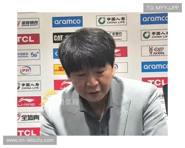 山东更衣室庆祝氛围热烈，邱彪通道迎队员